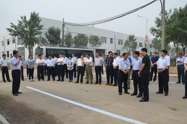 市、區(qū)觀摩團(tuán)到華紡科技產(chǎn)業(yè)園實(shí)地考察